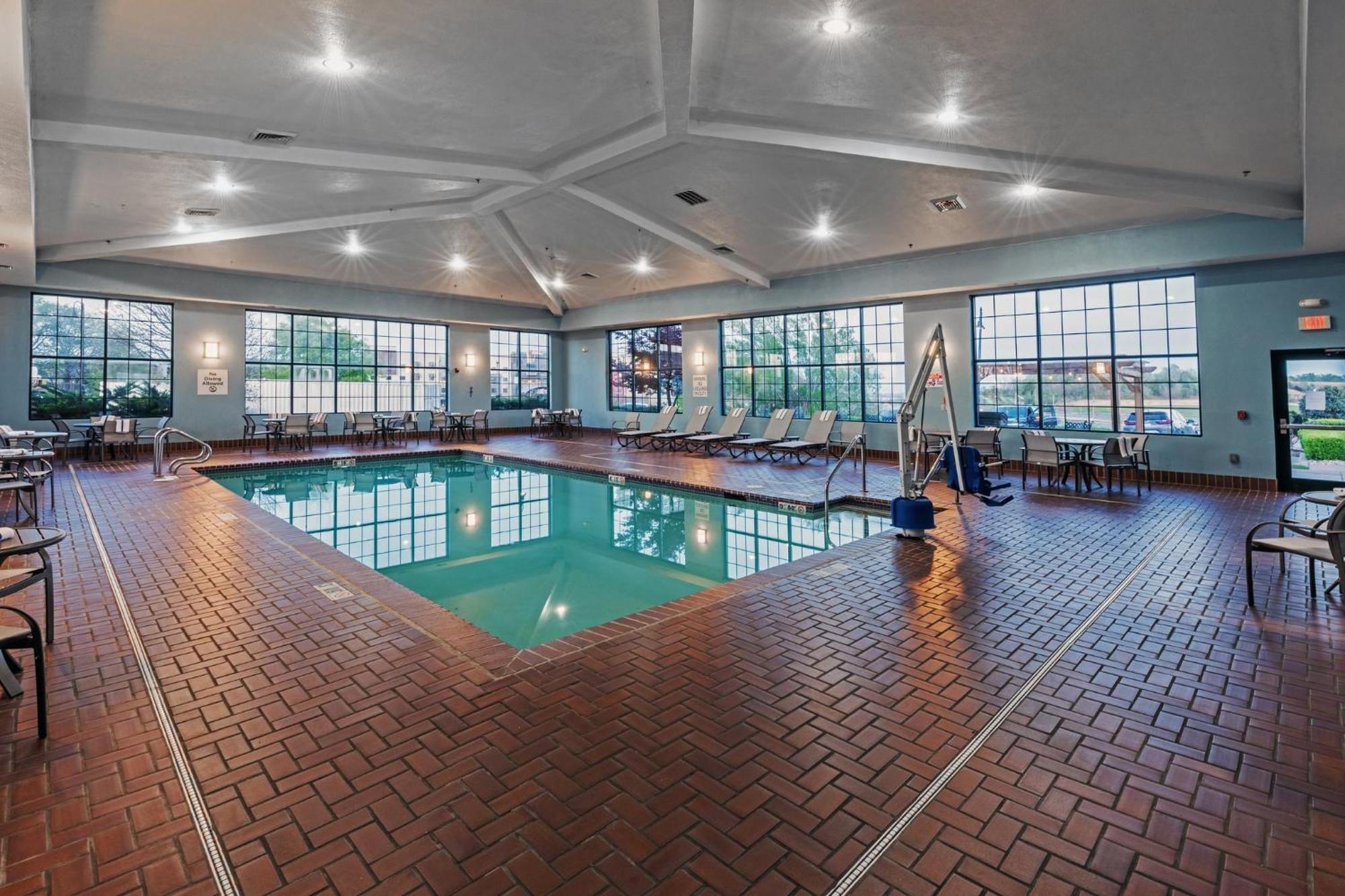 Holiday Inn Express & Suites Tulsa S Broken Arrow Hwy 51 By Ihg Dış mekan fotoğraf